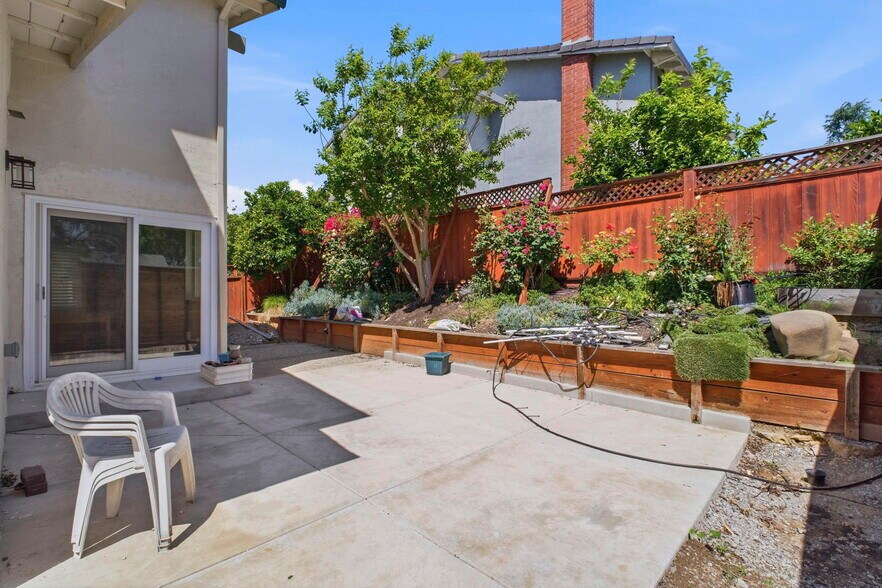 Building Photo - 6001 Castlebrook Dr