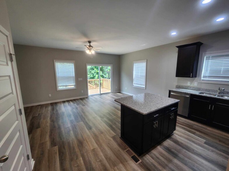 Building Photo - 421 College St