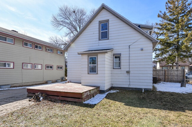 Building Photo - 422 S 89th St