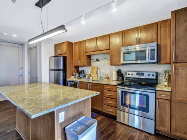 Building Photo - 1555 Elm St