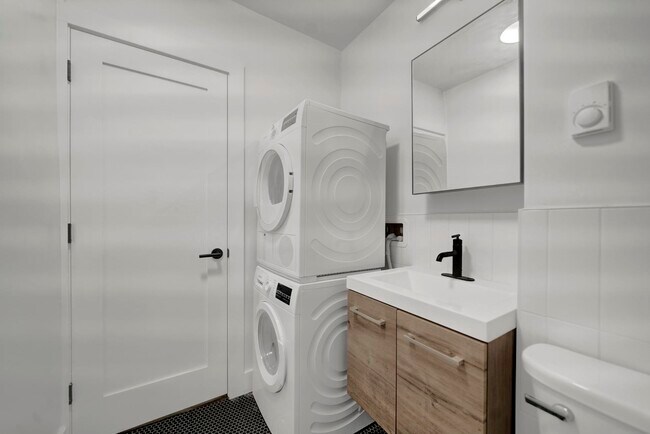 Building Photo - 163 3rd St