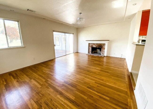 Building Photo - BEAUTIFUL HOME IN DESIREABLE CENTERVILLE, ...