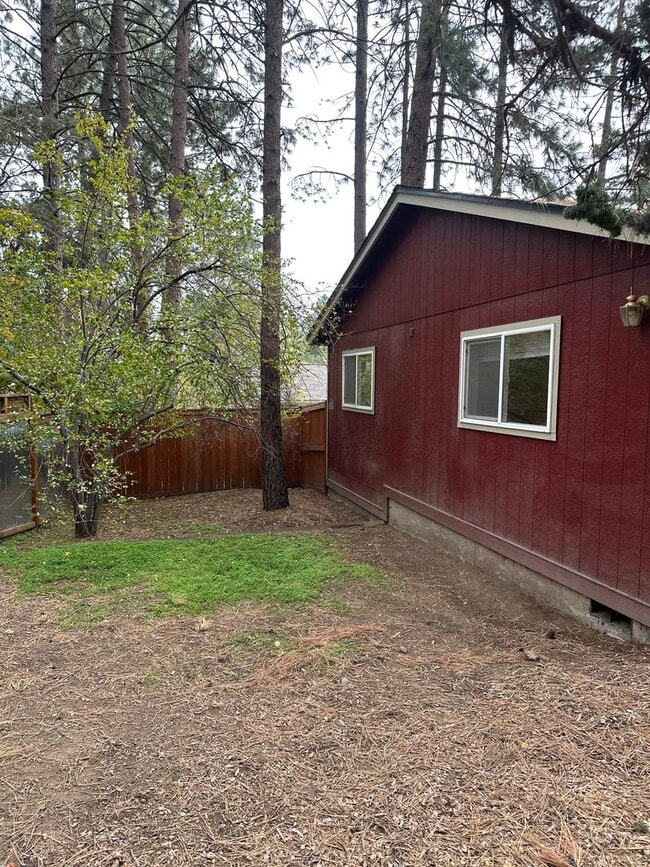 Building Photo - Three bedroom Westside home near OSU Cascades!