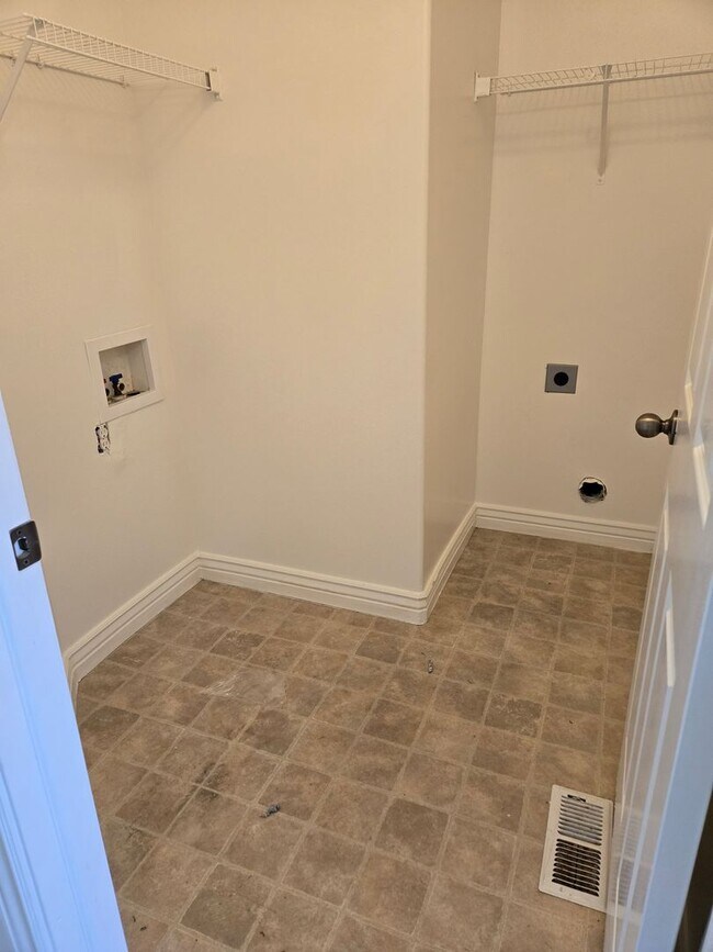 Building Photo - Beautiful 4 Bedroom 2.5 Bath Townhome in S...