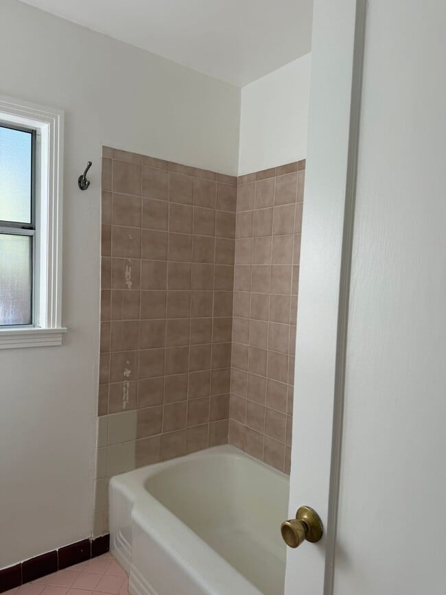 Building Photo - For Rent: Updated 2 Bed / 1 Bath Home in West Sacramento