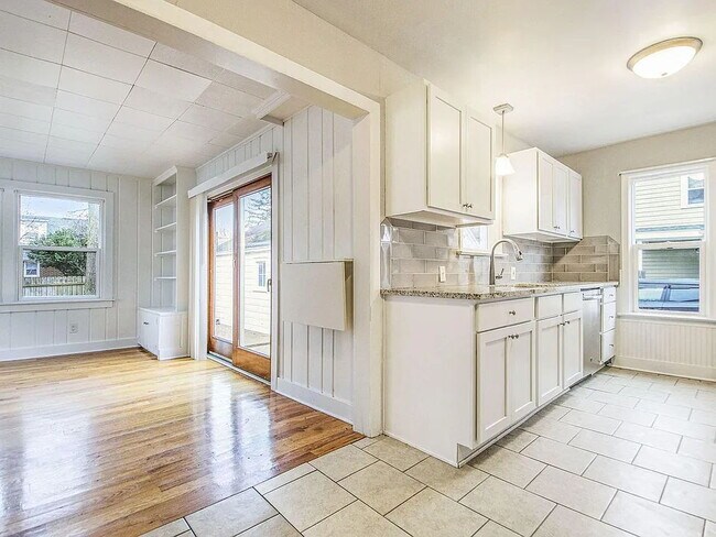 Building Photo - Charming 3BR in SE Grand Rapids