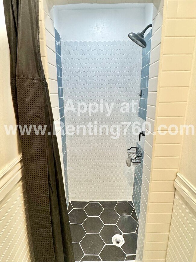 Building Photo - Stylish 3-Bedroom Home with Fenced Yard, S...