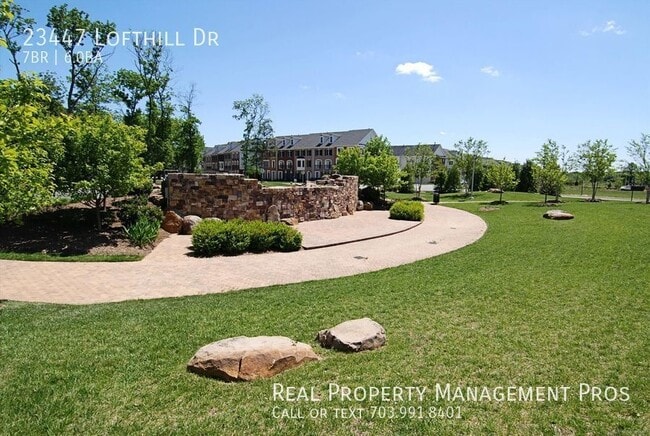 Building Photo - Beautifully Maintained 7 Bedroom 6 Bath Ho...