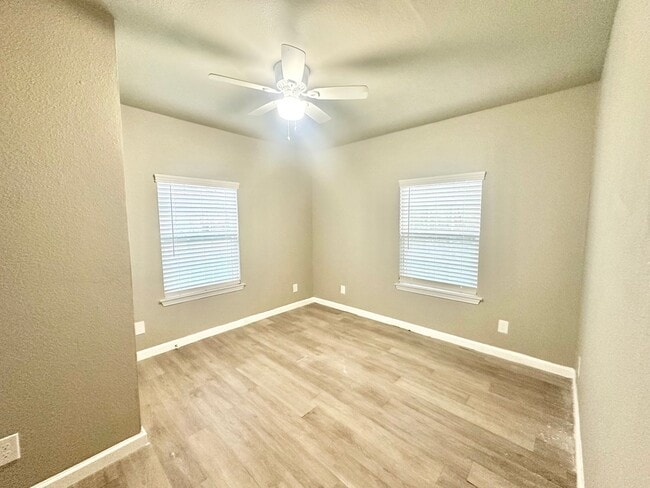 Building Photo - Adorable 2 Bed / 1 Bath Near Downtown Denton!