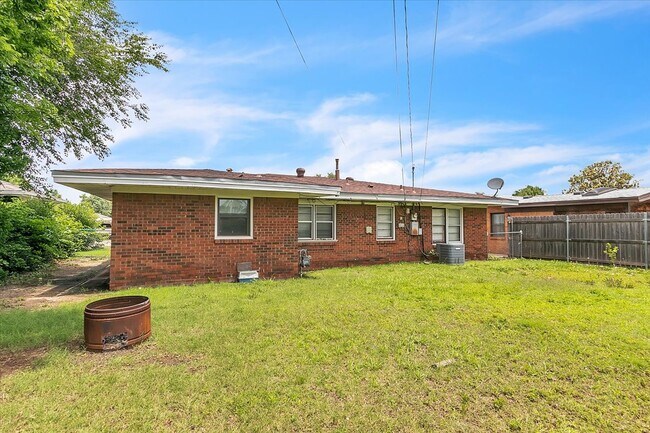 Building Photo - 2228 SW 61st Terrace