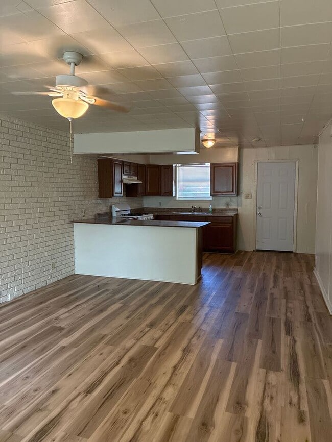 Building Photo - Charming 2 BR 1 BA Home w/ AC in Taylor