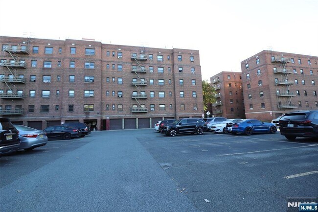 Building Photo - 2335 Hudson Terrace