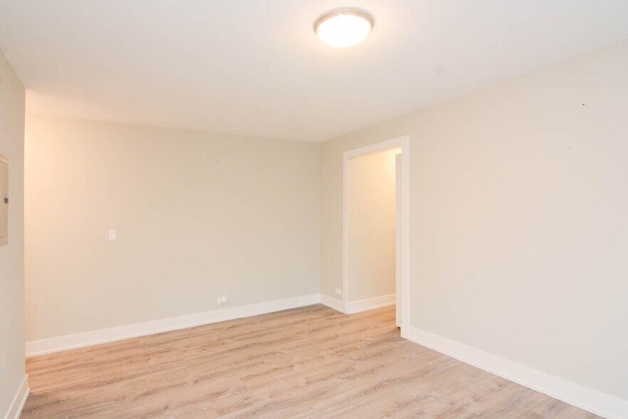Building Photo - 535 W Surf St