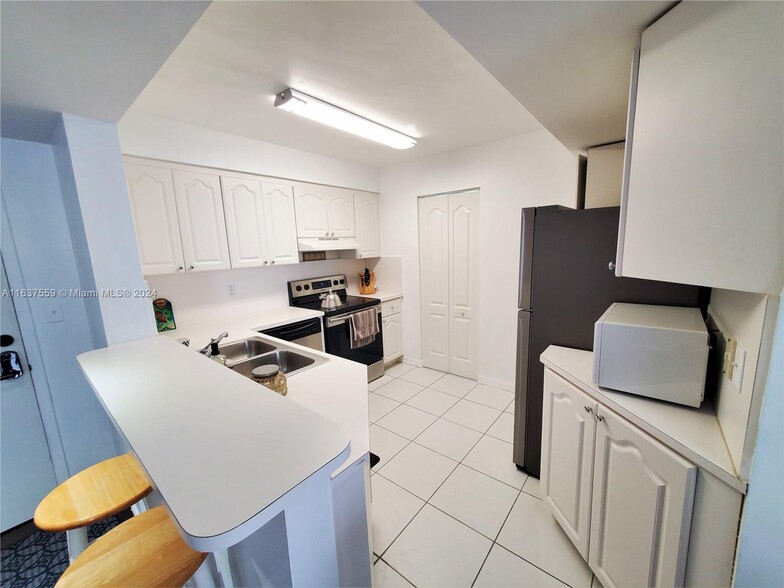 Kitchen - 2642 Collins Ave