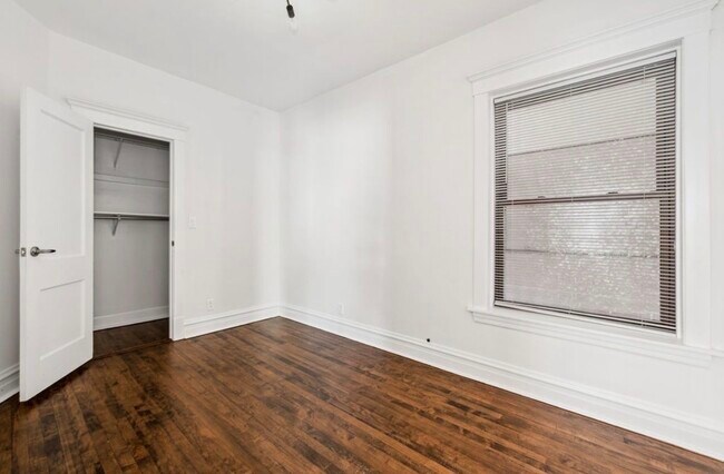 Building Photo - 2207 W School St