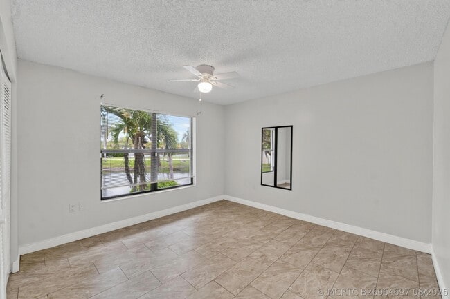 Building Photo - 1543 Lake Crystal Dr