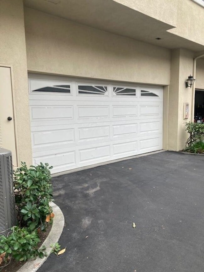 Building Photo - 3 Bedroom 3 Bath Home Located in the gated...