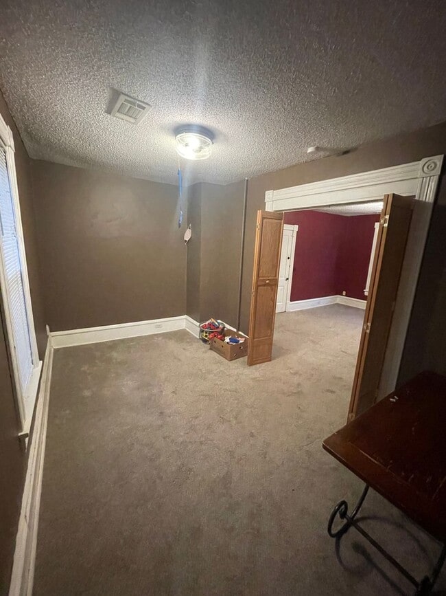 Building Photo - NE Minneapolis 2 Br / 1 Ba Upper Level Dup...