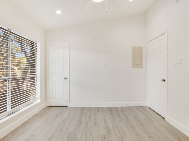 Building Photo - 3816 Southway Dr