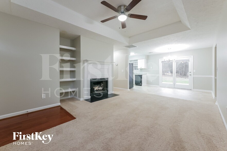 Building Photo - 400 Lone Oak Dr