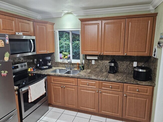 Building Photo - 695 W 76th St