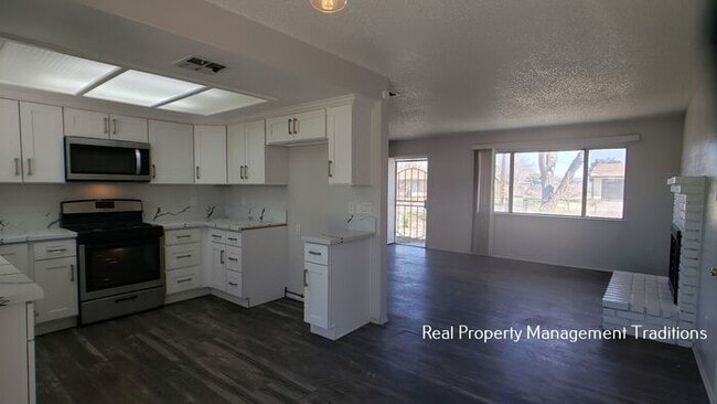 Building Photo - Lake Los Angeles 3 + 2 with HUGE yard!