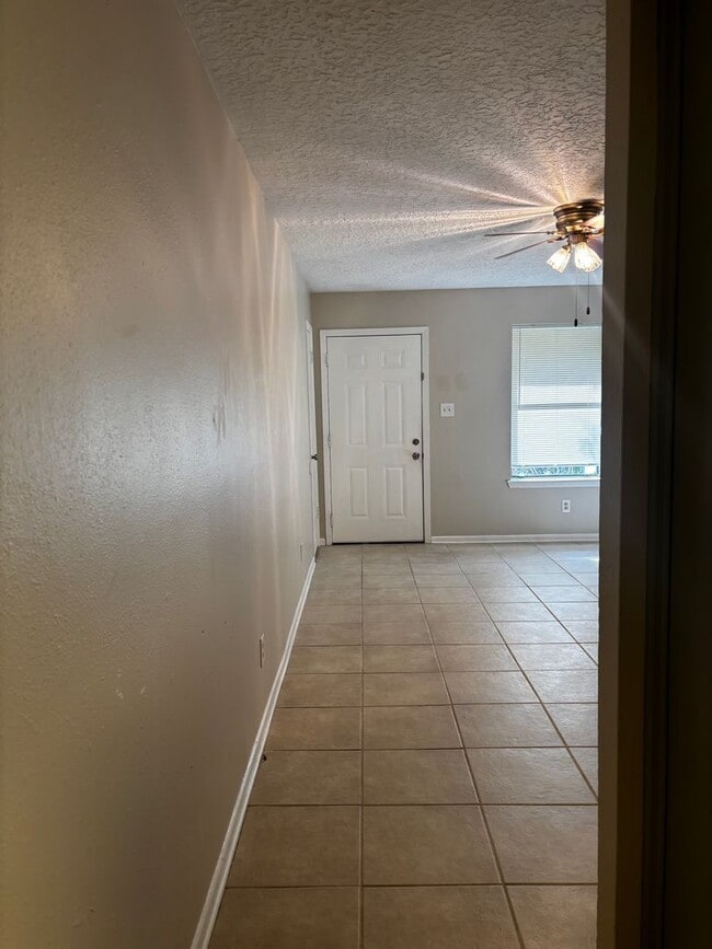 Building Photo - 2 bedroom 2 bath