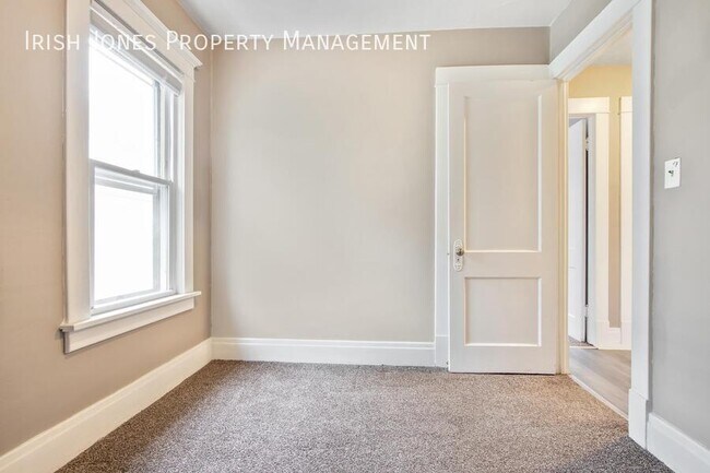 Building Photo - 38 Rugby Rd