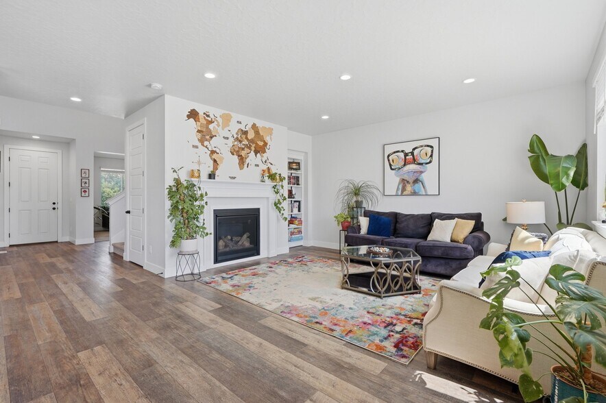 Building Photo - 2208 N Elderberry Dr