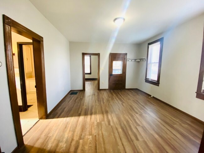 Building Photo - 140 Milan St S