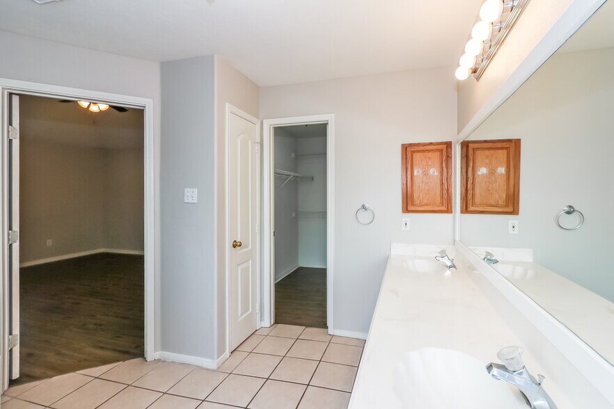 Building Photo - 12230 Heritage Grove Dr