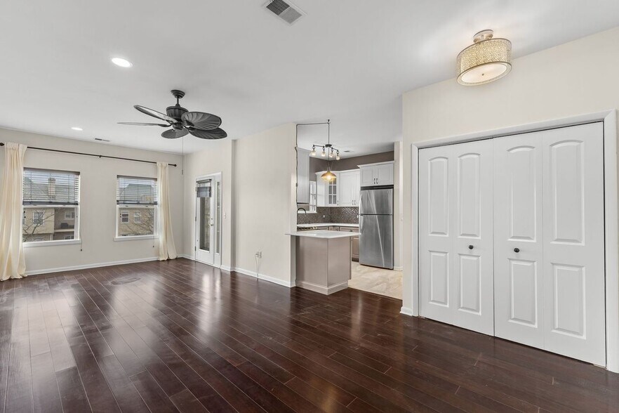 Building Photo - 1017 Brittany Dr