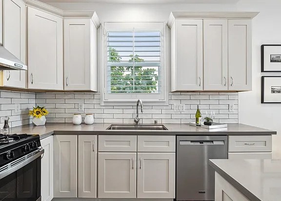 Building Photo - Renovated cottage on huge lot! This stylis...