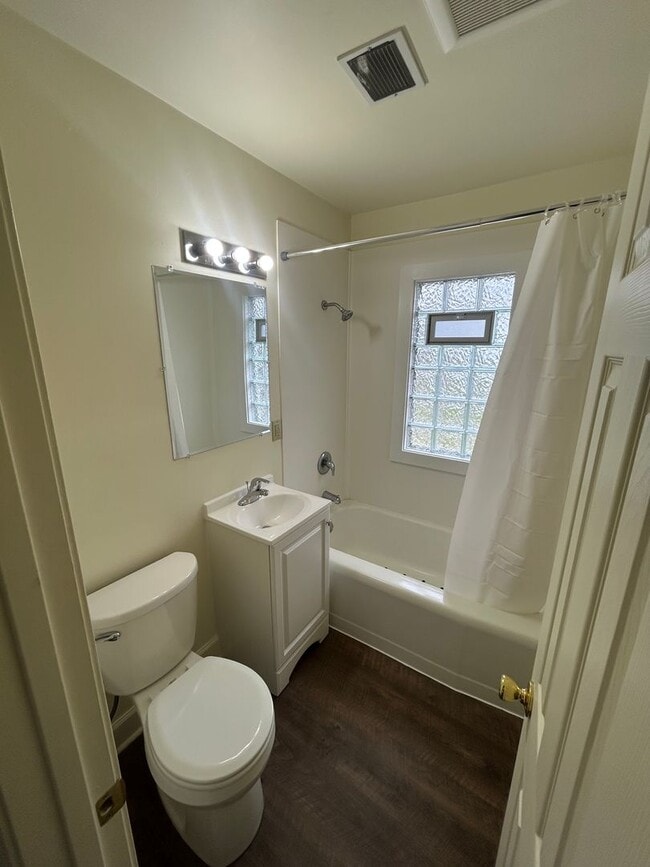 Building Photo - 2 Bedroom Single Family Home