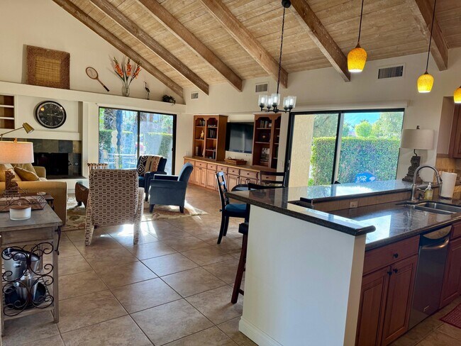 Building Photo - 310 Forest Hills Dr