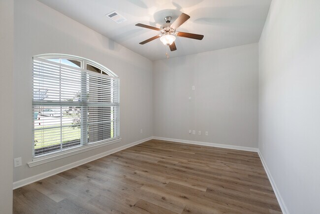 Building Photo - 700 Lakeshore Village Dr