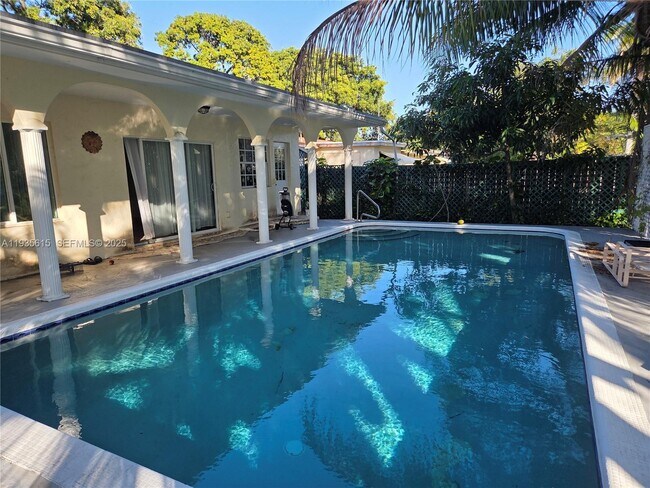 Building Photo - 301 SW 5th St