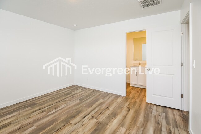 Building Photo - 335 Lightning Ave