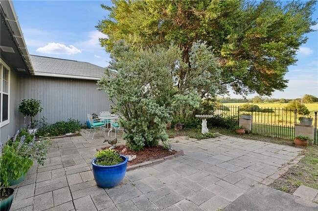 Building Photo - 7 acres with 5 bed, 3 bath less than 25 mi...