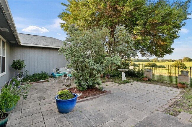 Building Photo - 7 acres with 5 bed, 3 bath less than 25 minutes from town!