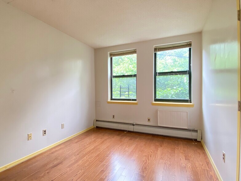 Building Photo - 233 W 121st St