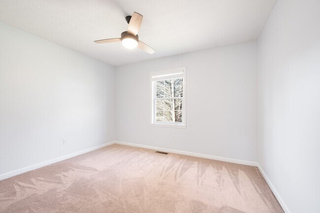 Building Photo - Spacious 5BR House in Asheville