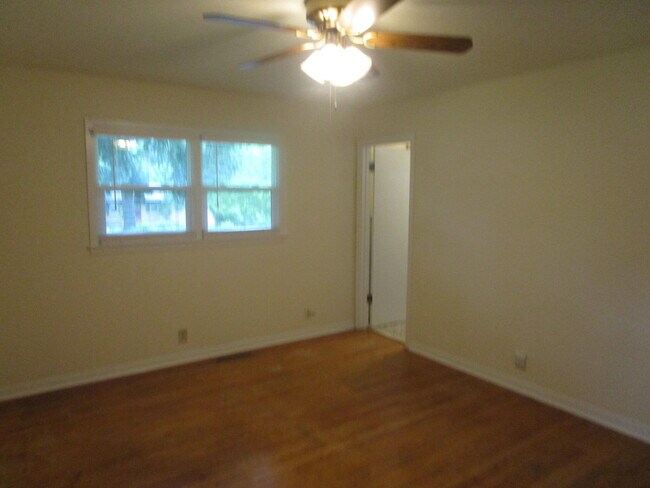 Building Photo - 305 Manor Dr