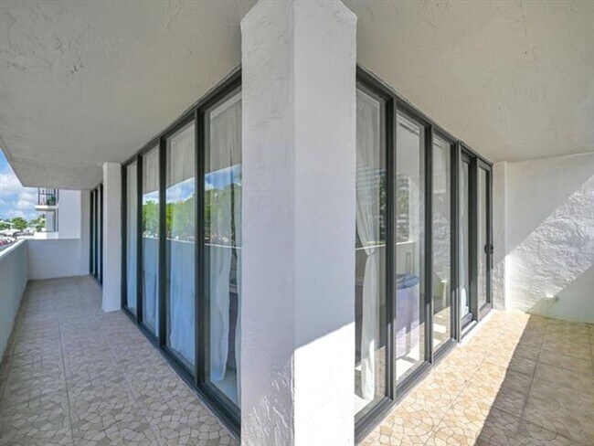 Building Photo - 2049 S Ocean Dr