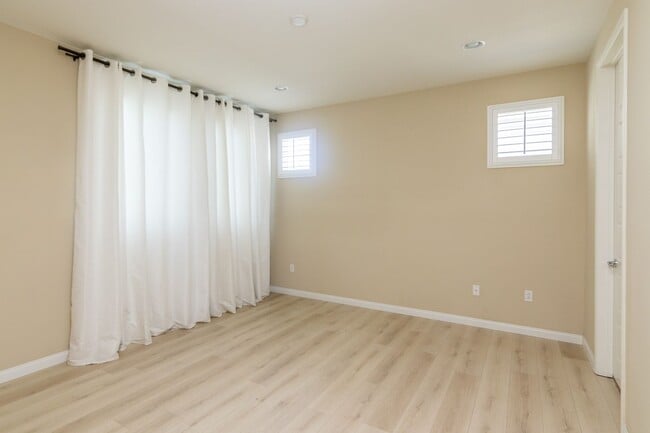 Building Photo - Updated 4-Bedroom Townhouse in Prime Porte...