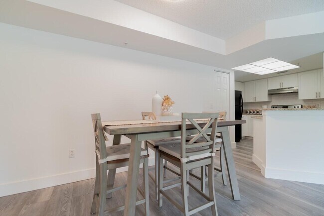 Building Photo - 800 Crestwood Ct S