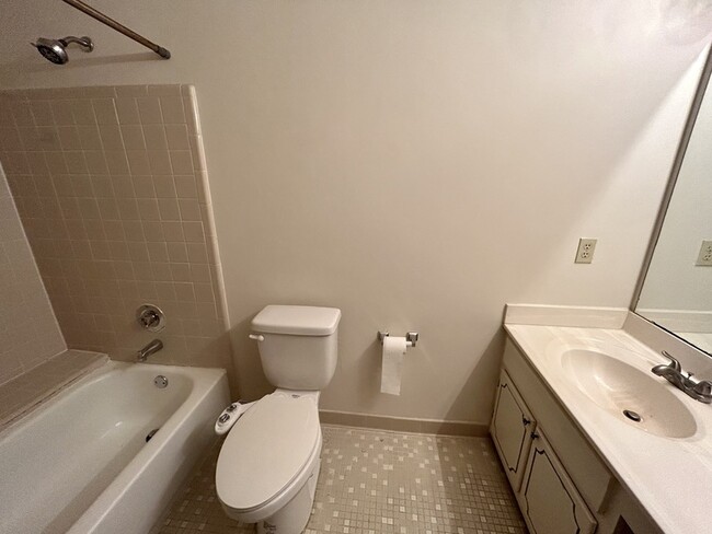 Building Photo - 6521 Danbrook Park Dr