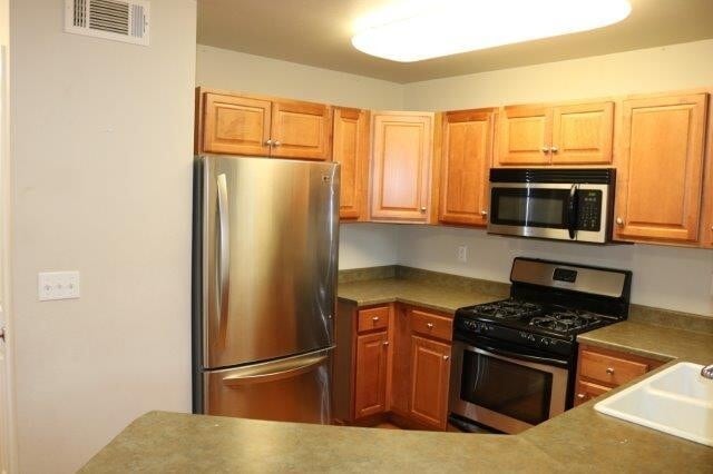 Building Photo - Cute, Cozy, convenient Arcata 3 bedroom townhouse with small fenced yard, laundry