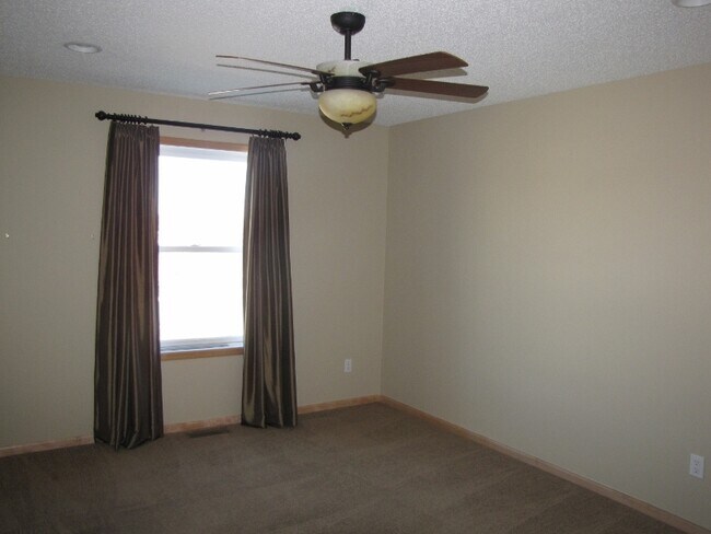 Building Photo - 3BR/2.5BA Beautiful END UNIT Townhome in Dancing Waters- Available Now!