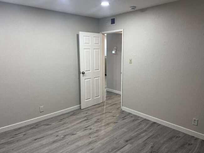 Building Photo - ½ OFF First Month's Rent! Updated Apartment in a Prime Central Las Vegas Location